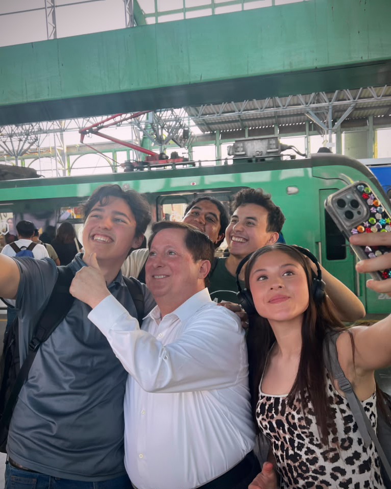 Ciudadanos de Nuevo León tomándose una selfie en el metro de Monterrey